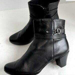 Dylan' from Munro. Size 7.5